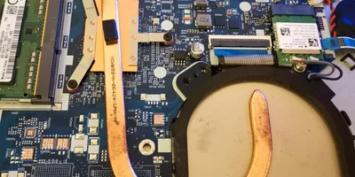 Стар лаптоп Lenovo с отворен капак, показващ SSD и RAM